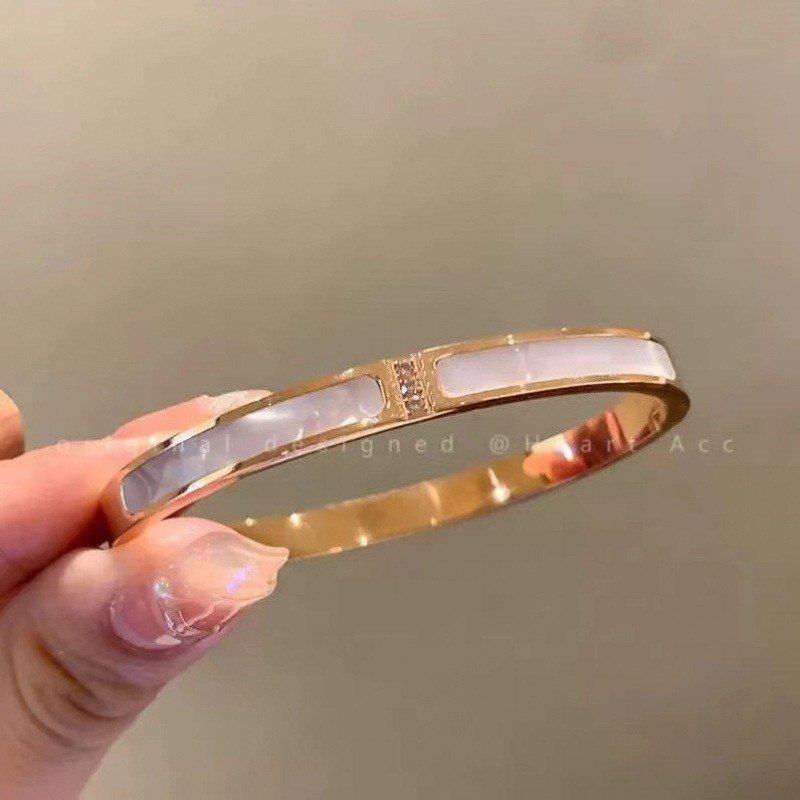 Three diamond white shell gold