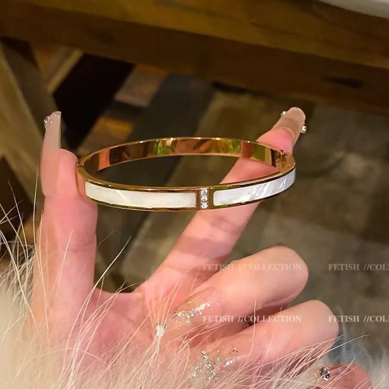 Three diamond white shell rose gold